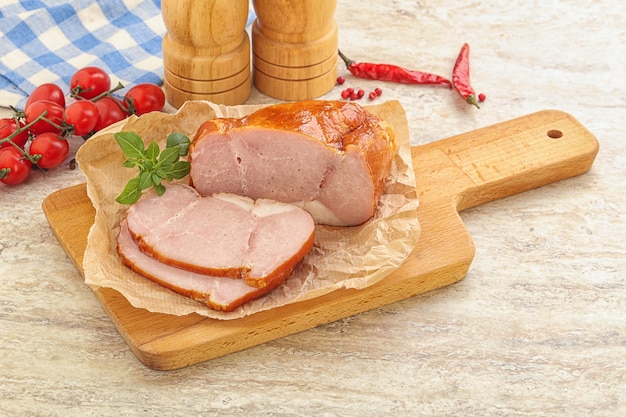 Sabrosa carne de cerdo para el desayuno a bordo