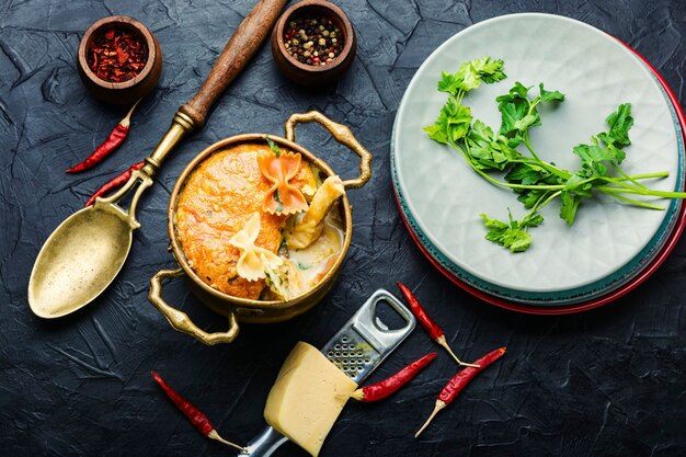 Sabrosa cazuela de macarrones con pollo, queso y champiñones