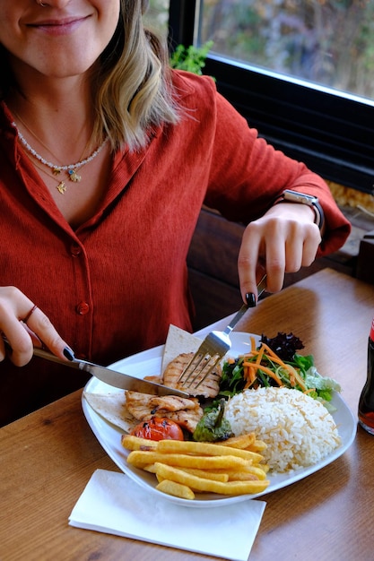 Foto sabrosa comida de pollo en la mesa