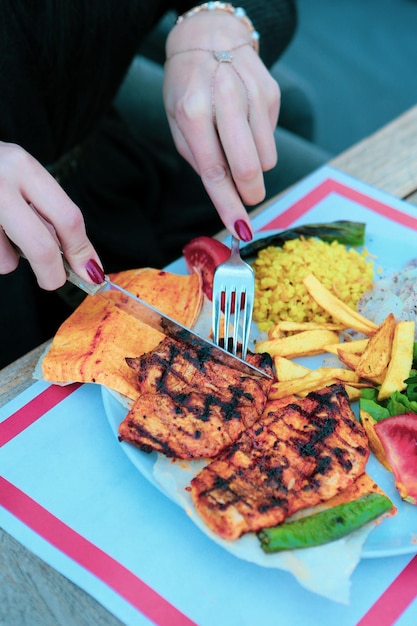 Sabrosa comida de pollo en la mesa