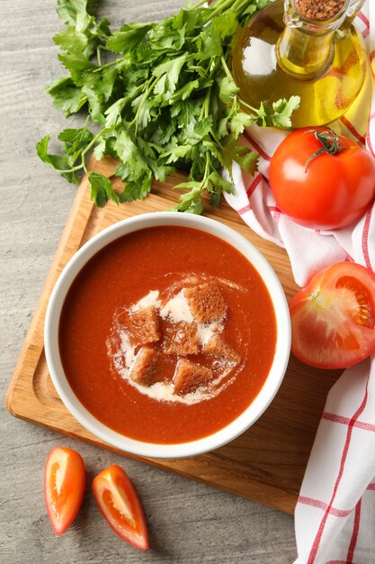 sabrosa comida con sopa de tomate en gris