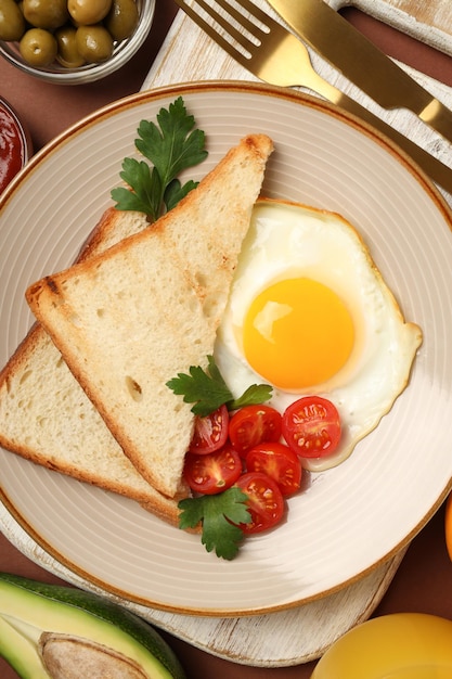 Sabrosa composición de desayuno en la vista superior de fondo marrón