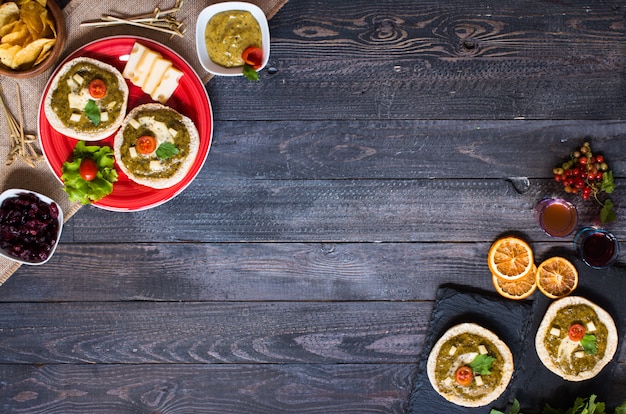 Sabrosa y deliciosa bruschetta con aguacate y papas fritas en una mesa de madera