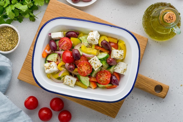 Sabrosa ensalada horiatiki con tomate pepino cebolla queso feta aceite de oliva pimienta y orégano