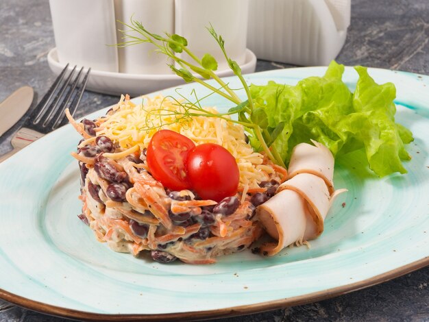 Sabrosa ensalada con pollo, frijoles, zanahorias y queso