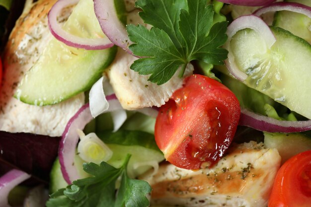 Sabrosa ensalada con pollo a la parrilla