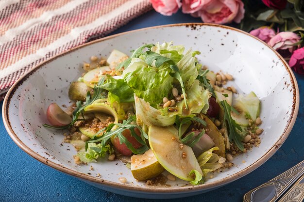 Sabrosa ensalada con uva, manzana, nueces y lechuga.