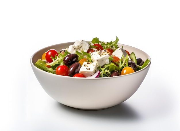 Foto una sabrosa ensalada con verduras frescas aisladas sobre un fondo blanco