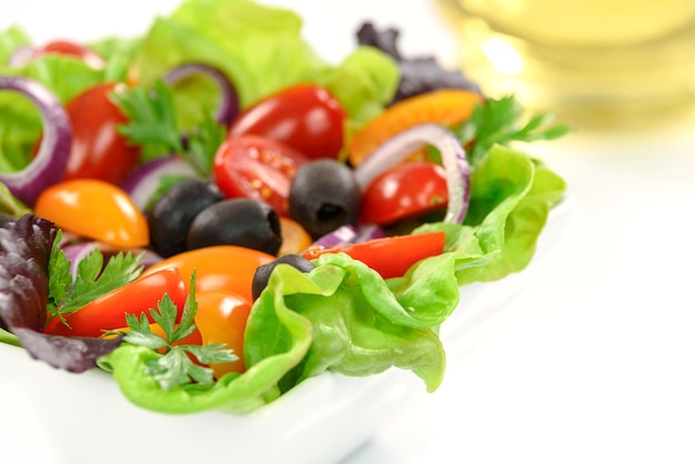 Sabrosa ensalada de verduras mixtas frescas en un bol en primer plano