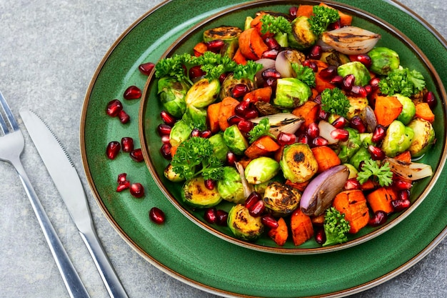 Sabrosa ensalada con verduras tostadas