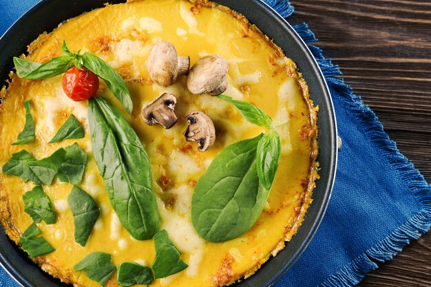 Sabrosa frittata con espinacas, primer plano