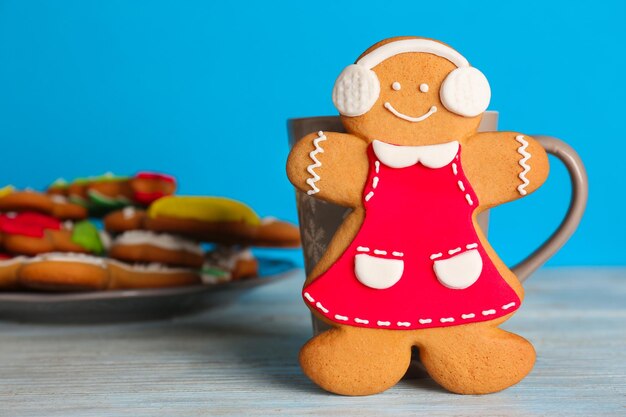 Foto sabrosa galleta casera de navidad y taza sobre fondo de color