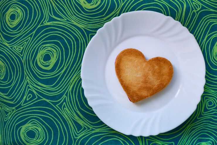 Sabrosa galleta en forma de corazón, para el día de San Valentín, preparada en un plato blanco
