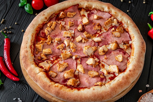Sabrosa y grande pizza con diferentes tipos de carne