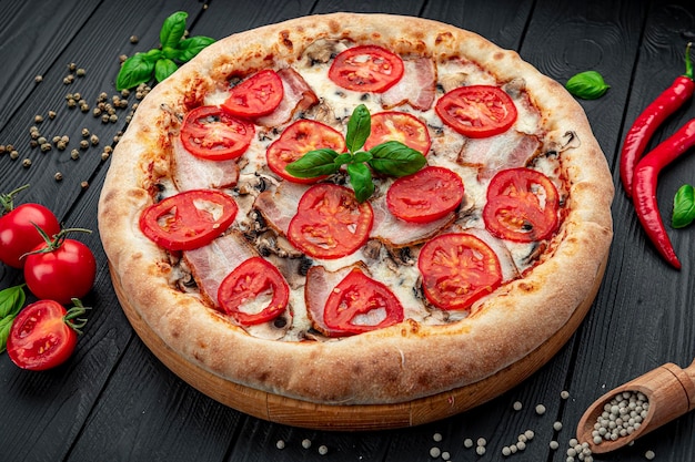 Sabrosa y grande pizza con diferentes tipos de carne