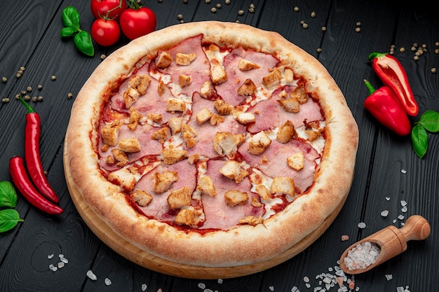 Sabrosa y grande pizza con diferentes tipos de carne