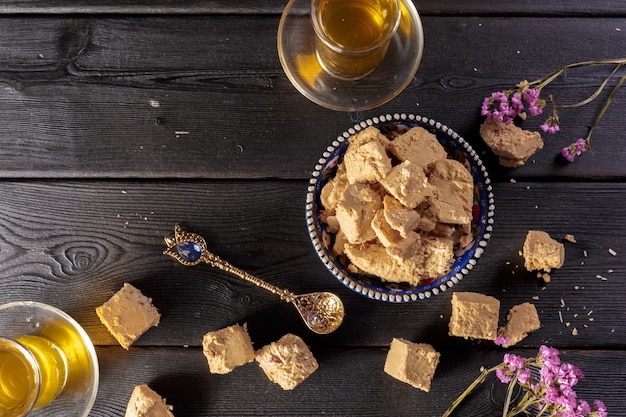 Sabrosa halva con té sobre la mesa