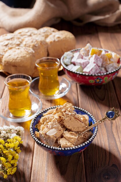 Sabrosa halva con té sobre la mesa