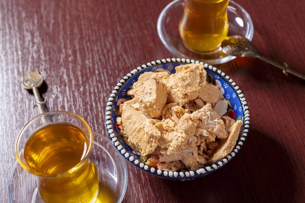 Sabrosa halva con té sobre la mesa