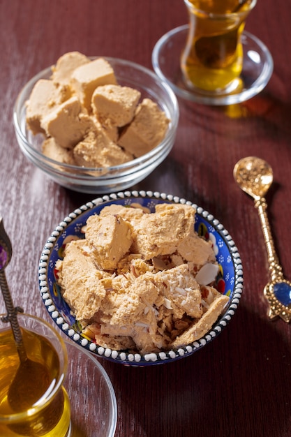 Sabrosa halva con té sobre la mesa