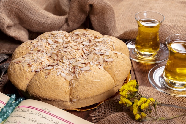 Sabrosa halva con té sobre la mesa