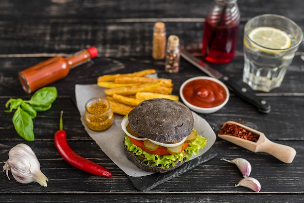 Sabrosa hamburguesa con carne y verduras sobre un fondo oscuro. Comida rápida. Se puede utilizar como fondo.