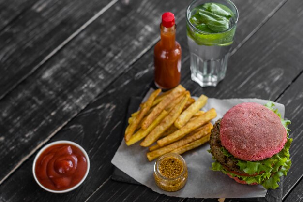 Sabrosa hamburguesa con carne y verduras sobre un fondo oscuro. Comida rápida. Se puede utilizar como fondo.