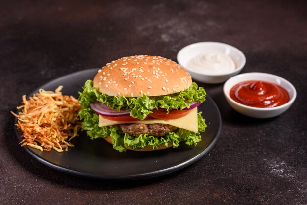 Sabrosa hamburguesa casera a la parrilla con carne de res