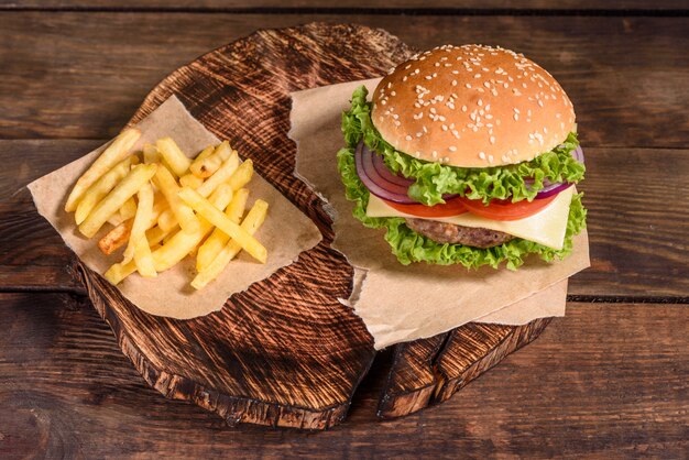 Sabrosa hamburguesa casera a la parrilla con carne de res