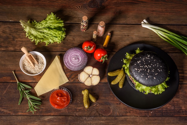 Sabrosa hamburguesa casera a la parrilla. Deliciosas hamburguesas a la parrilla. Craft burger y papas fritas en la mesa de madera