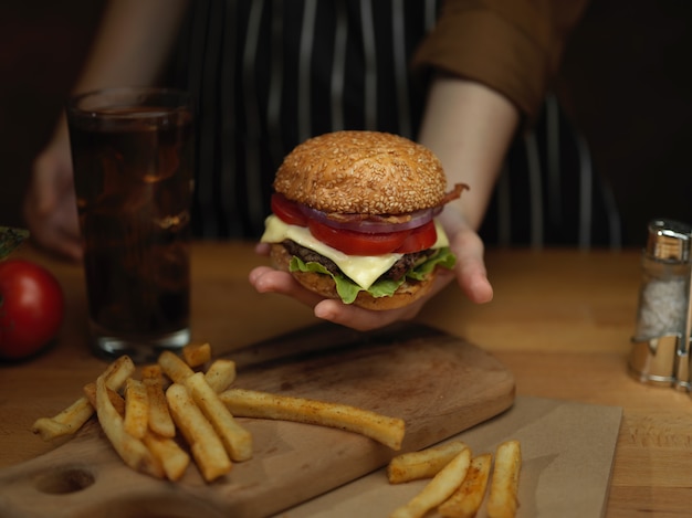 Sabrosa hamburguesa casera de tocino con papas fritas