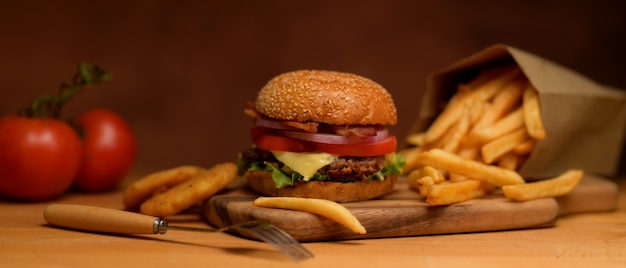 Sabrosa hamburguesa casera de tocino con papas fritas