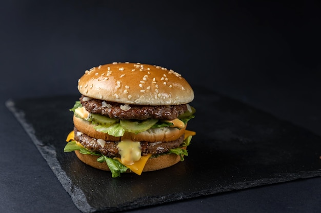 sabrosa hamburguesa en comida rápida