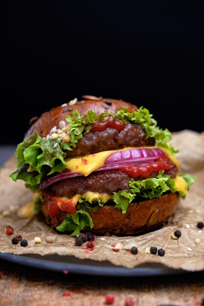 Sabrosa hamburguesa doble a la parrilla con pimiento y ensalada