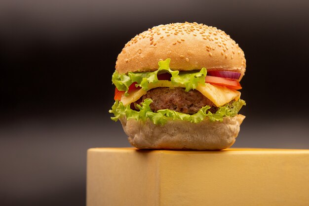 Sabrosa hamburguesa fresca en un soporte amarillo