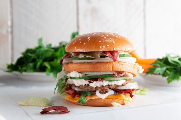 Sabrosa hamburguesa en una mesa de madera clara