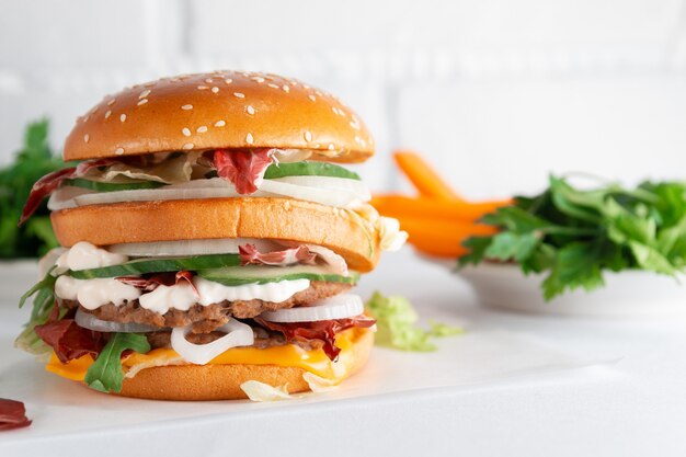 Sabrosa hamburguesa en una mesa de madera clara