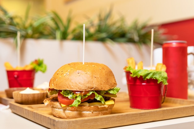 Sabrosa hamburguesa con papas fritas, salsa de tomate y soda