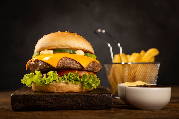 Sabrosa hamburguesa con papas fritas