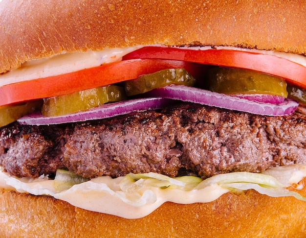 Foto sabrosa hamburguesa a la parrilla americana de cerca