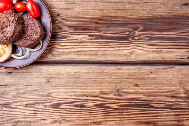 Sabrosa hamburguesa a la parrilla con verduras