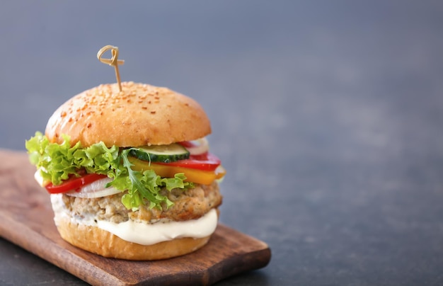 Sabrosa hamburguesa de pavo en tablero de madera