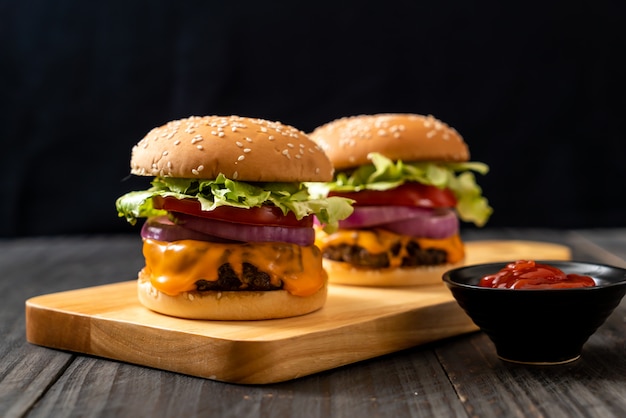 sabrosa hamburguesa de ternera fresca con queso y salsa de tomate