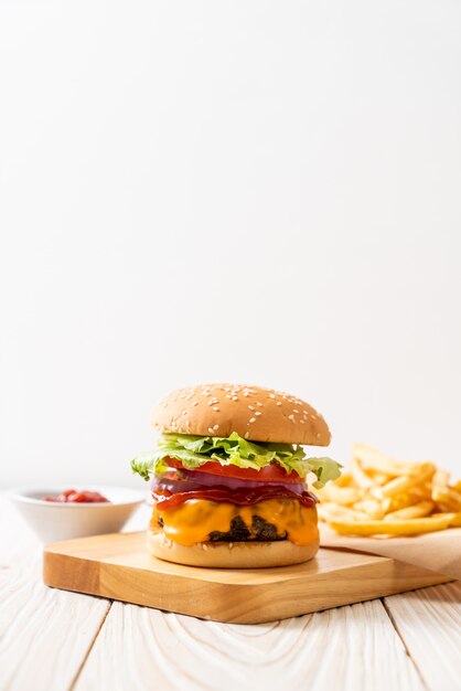 sabrosa hamburguesa de ternera fresca con queso y salsa de tomate