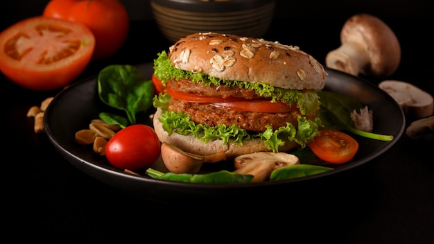 Sabrosa y jugosa hamburguesa de carne vegana con verduras frescas y salsa especial de alimentos a base de plantas