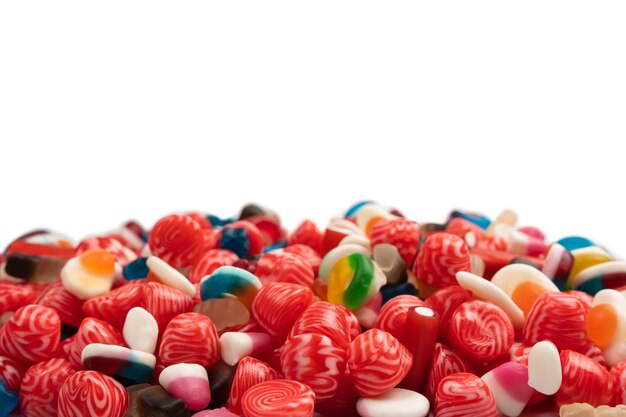 Sabrosa mezcla de caramelos de gelatina de colores aislado sobre un fondo blanco.