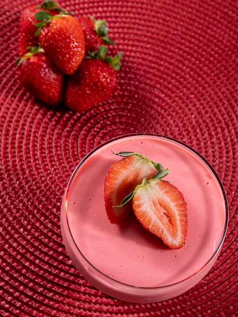 Sabrosa mousse de fresa en vaso con fresa encima.