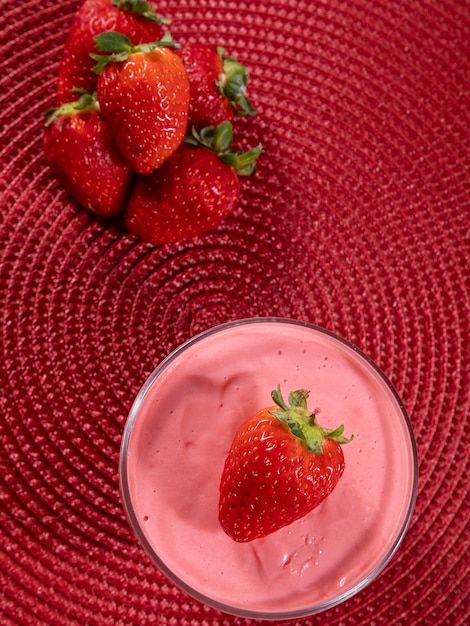 Sabrosa mousse de fresa en vaso con fresa encima.