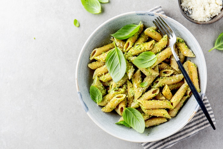 Sabrosa pasta apetitosa con salsa de pesto.