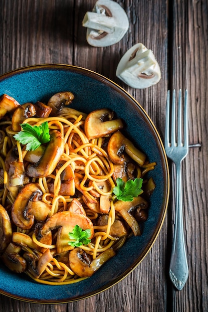 Sabrosa pasta con champiñones champiñones y perejil